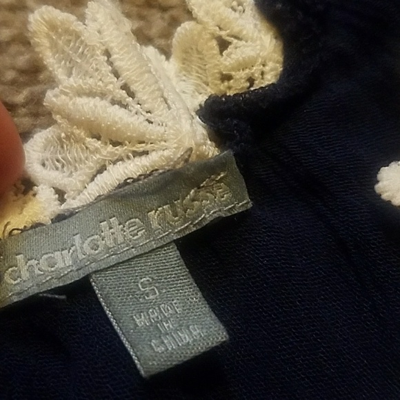 Adorable cold shoulder top. Woman's small - Picture 4 of 4